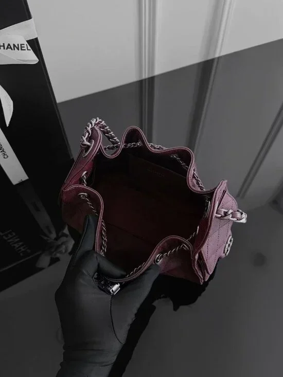 Classic CHANEL Bag: A Stylish and Versatile Choice for Elegance - Picture 5 of 6